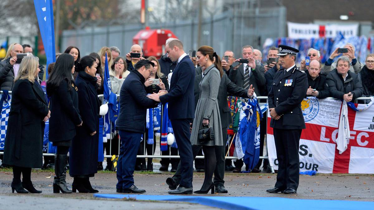 El príncipe Guillermo y Catalina rinden tributo a los fallecidos tras el accidente en Leicester.