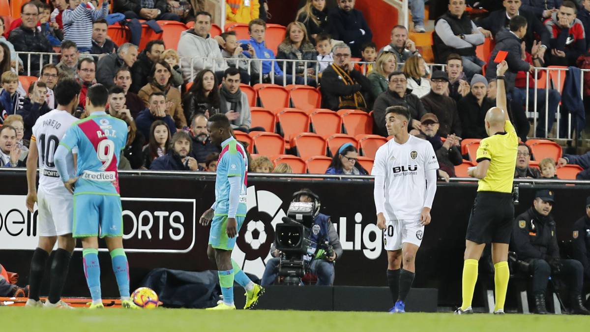 Luis Advíncula, expulsado durante el partido ante el Valencia.