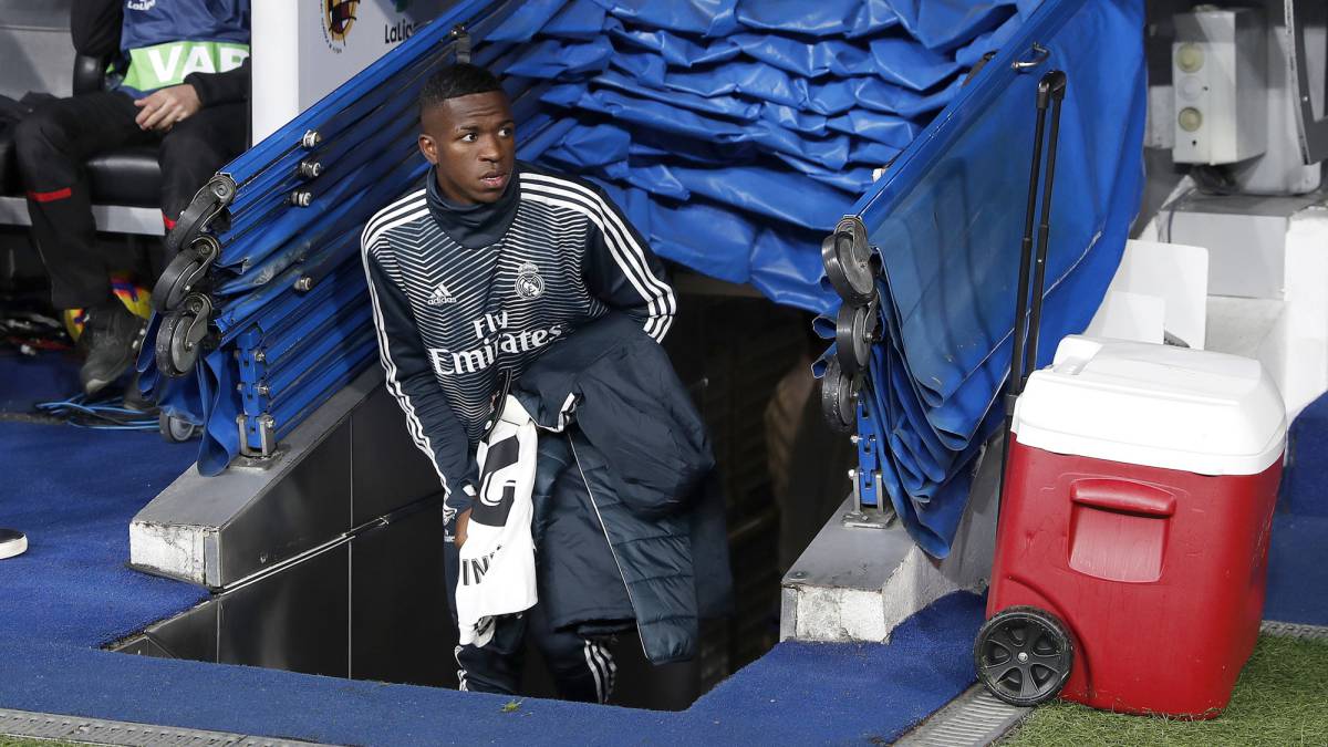 Vinicius, en el banquillo durante el Real Madrid-Valencia.