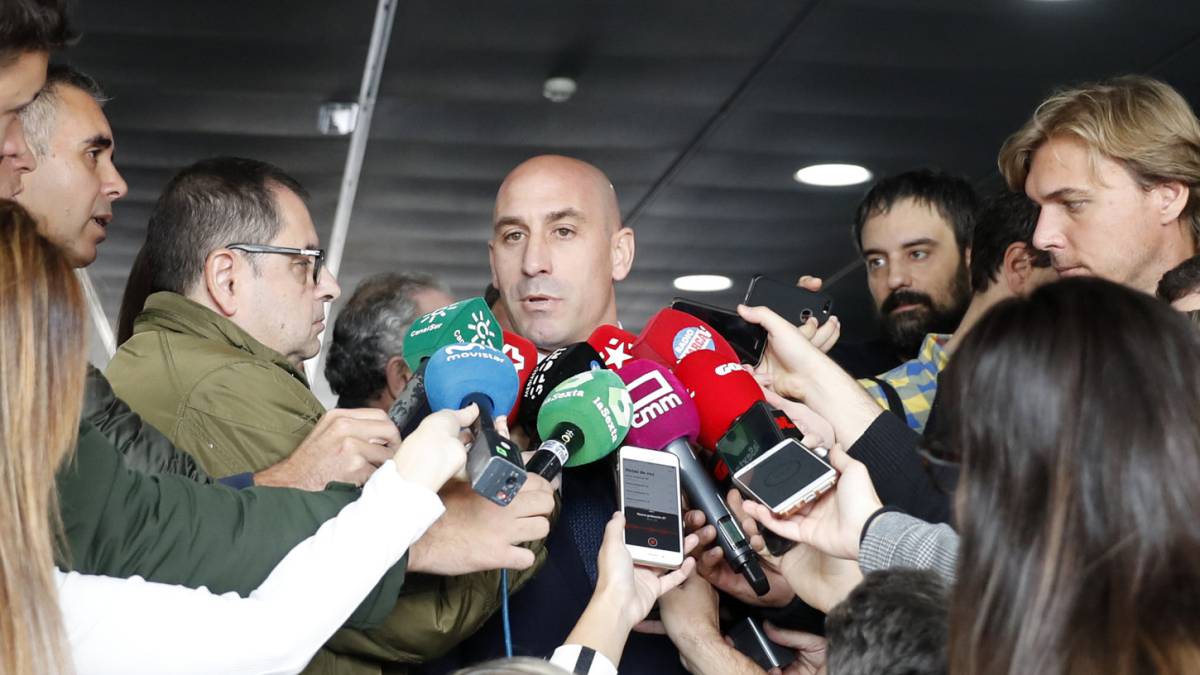 Luis Rubiales comparece ante los medios de comunicación.