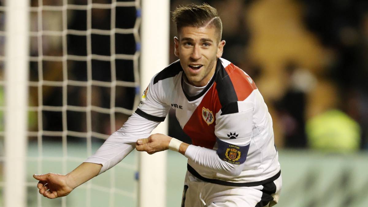 Embarba celebró sus 150 partidos con el Rayo Vallecano marcando el gol del triunfo ante el Eibar.