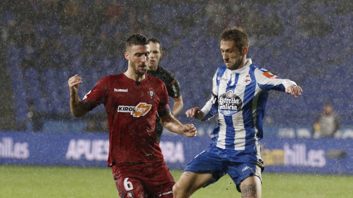 Fede Cartabia controla un balón en el Deportivo - Osasuna