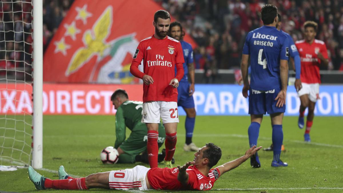El Benfica se sacude la presión tras ganar 4-0 al Feirense