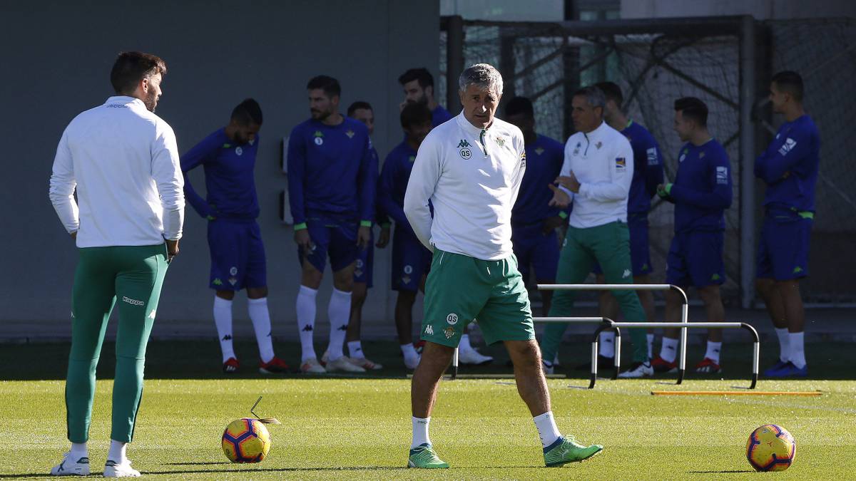El técnico del Betis Quique Setién valoró la previa contra la Real y comparó a Eusebio Sacristán y Asier Garitano: "Uno más atrevido, otro más conservador".