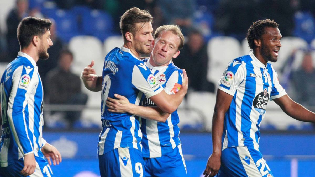 Christian Santos celebra un gol con el Deportivo