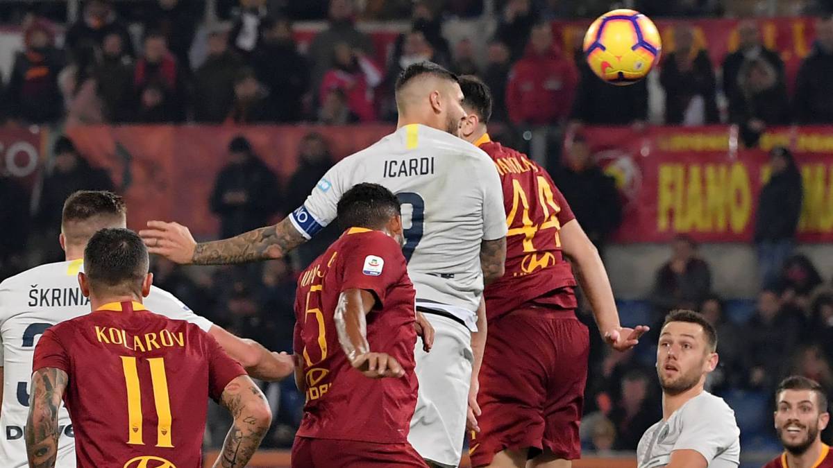 Icardi busca rematar a portería en el partido ante el Roma.