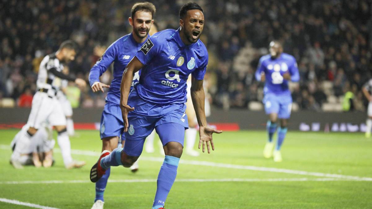 Hernani celebra un gol con Adrian