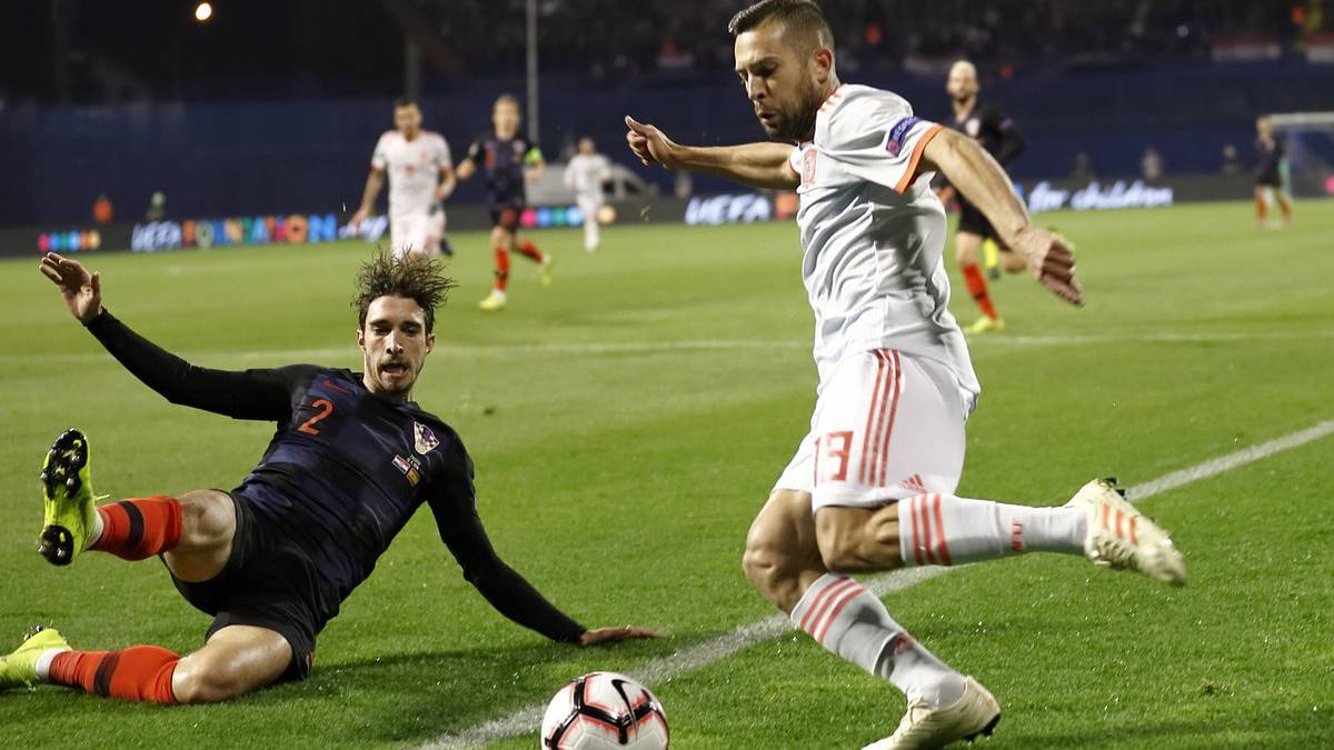 Alba disputa un balón en un partido con España.