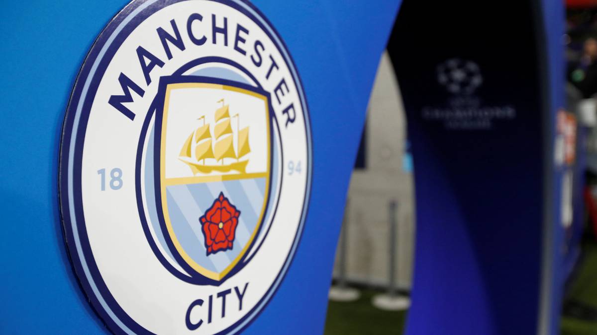 El escudo del Manchester City en el arco bajo el que pasan los futbolistas al saltar al césped en los partidos de la Champions League.