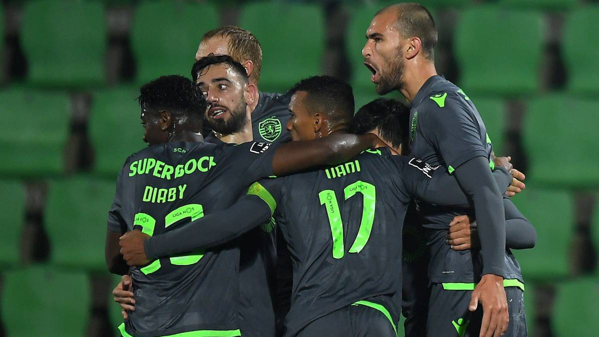 Los jugadores del Sporting de Portugal celebran un gol