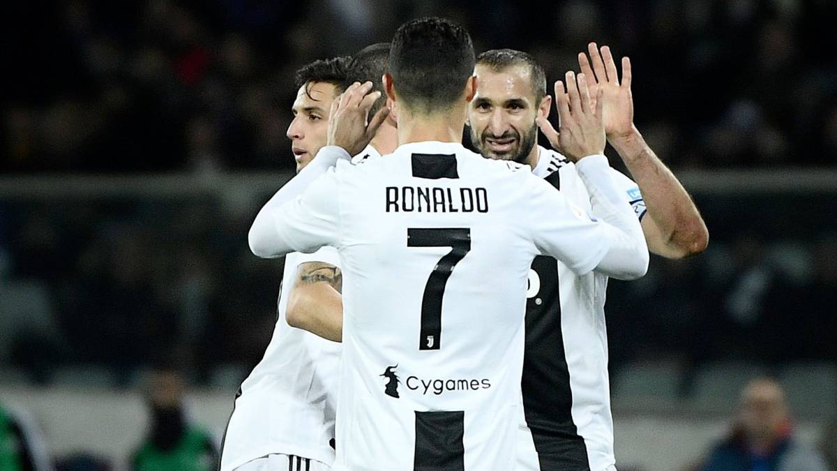 Giorgio Chiellini celebra un gol con Cristiano Ronaldo.