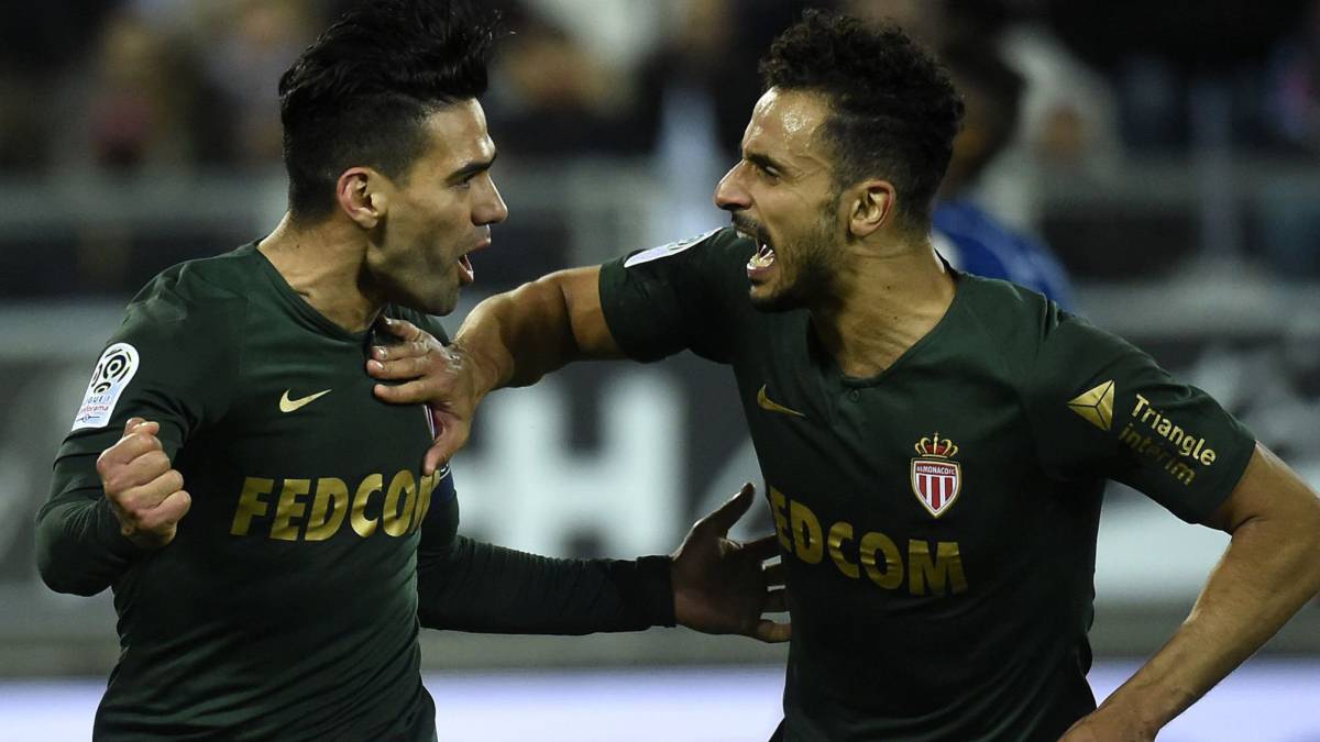 Falcao celebra un gol con un compañero.