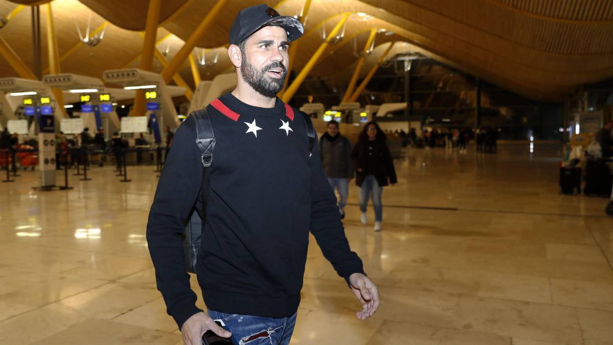 El delantero del Atlético de Madrid Diego Costa se marcha a Brasil para ser operado de su lesión en el pie.