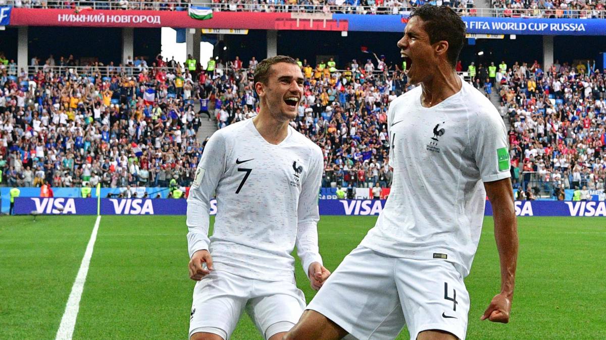 Antoine Griezmann y Rafael Varane celebran un gol a Uruguay en cuartos de final del Mundial 2018.