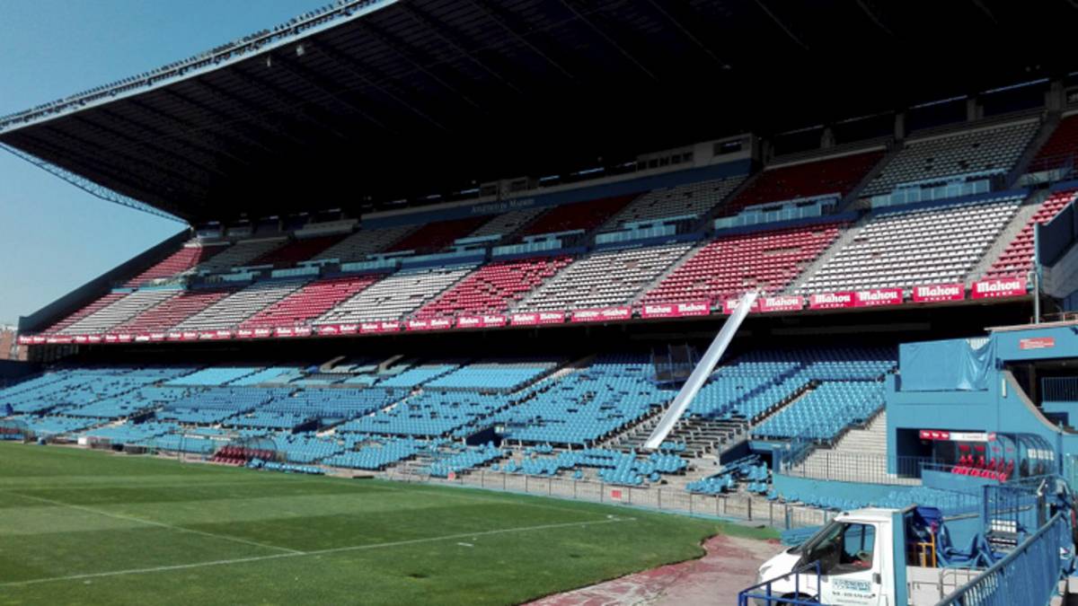 Vista general de la tribuna del Estadio Vicente Calderón durante el desmontaje de los asientos.