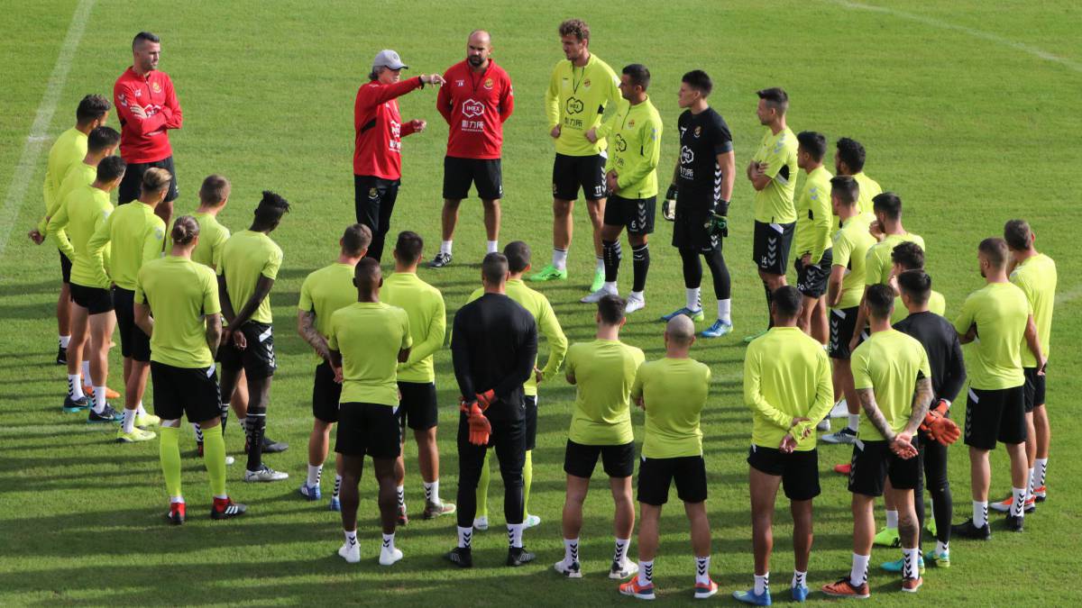 Los jugadores del Nàstic en un entrenamiento