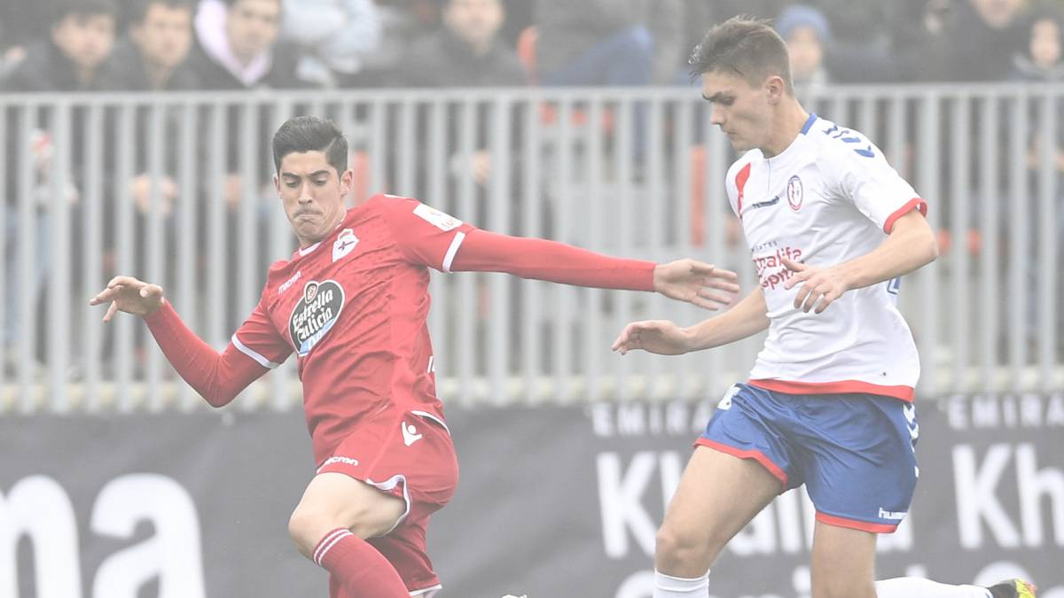 Carlos Fernández pelea por un balón ante el Rayo Majadahonda