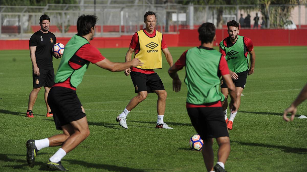 Steve Nash, otro astro global en un despacho de fútbol