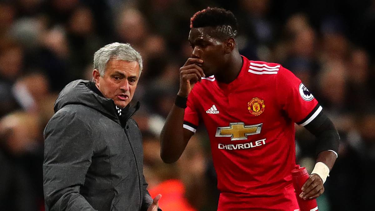 José Mourinho da instrucciones a Pogba en un partido de la temporada pasada.