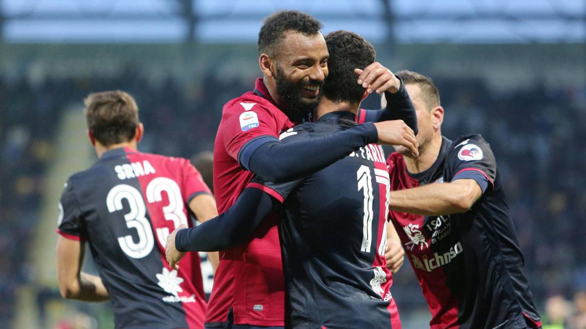 Los jugadores del Cagliari celebran un gol ante el Frosinone.