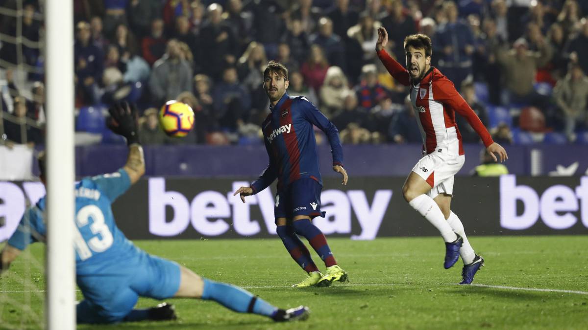 El centrocampista del Levante Campaña lanza a puerta en el encuentro del pasado lunes entre el Athletic de Bilbao y el cuadro levantinista de LaLiga Santander.