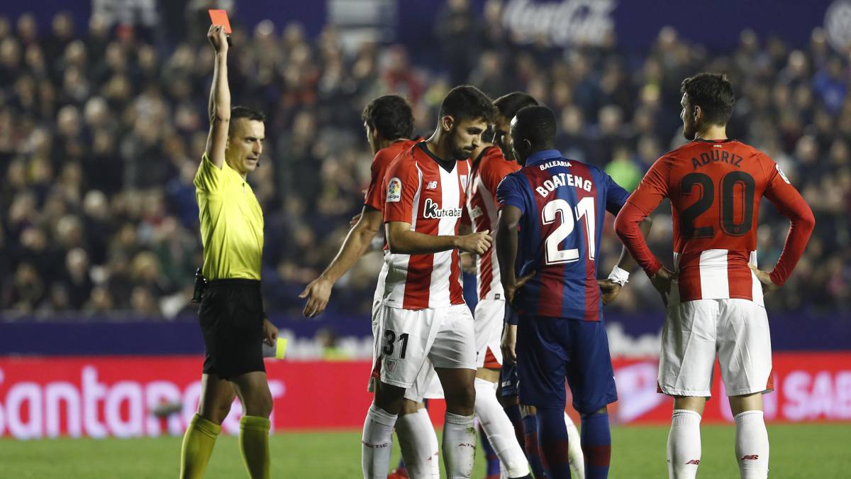 Jaime Latre expulsa al futbolista del Athletic Nolaskoain en el encuentro entre el Athletic y el Levante del pasado lunes.
