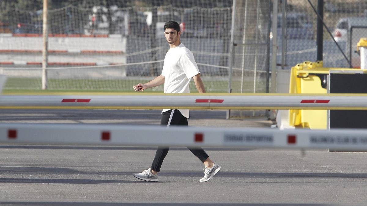 Guedes, marchándose de Paterna.