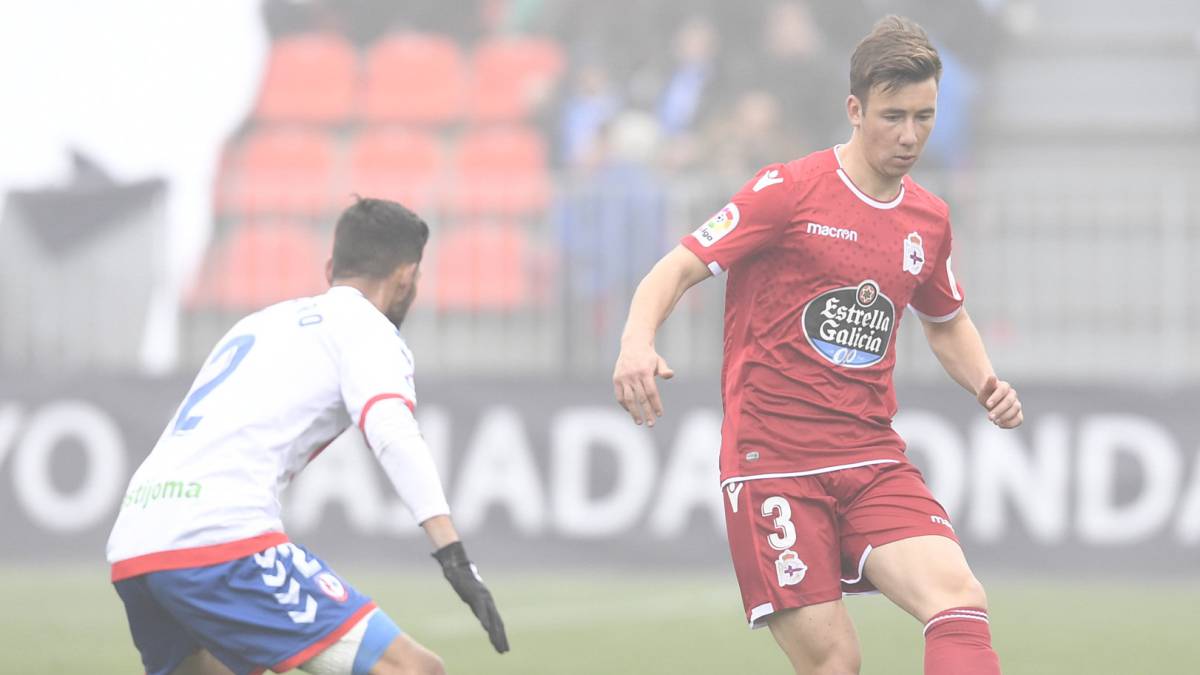 Saúl con el balón durante el Rayo Majadahonda - Deportivo