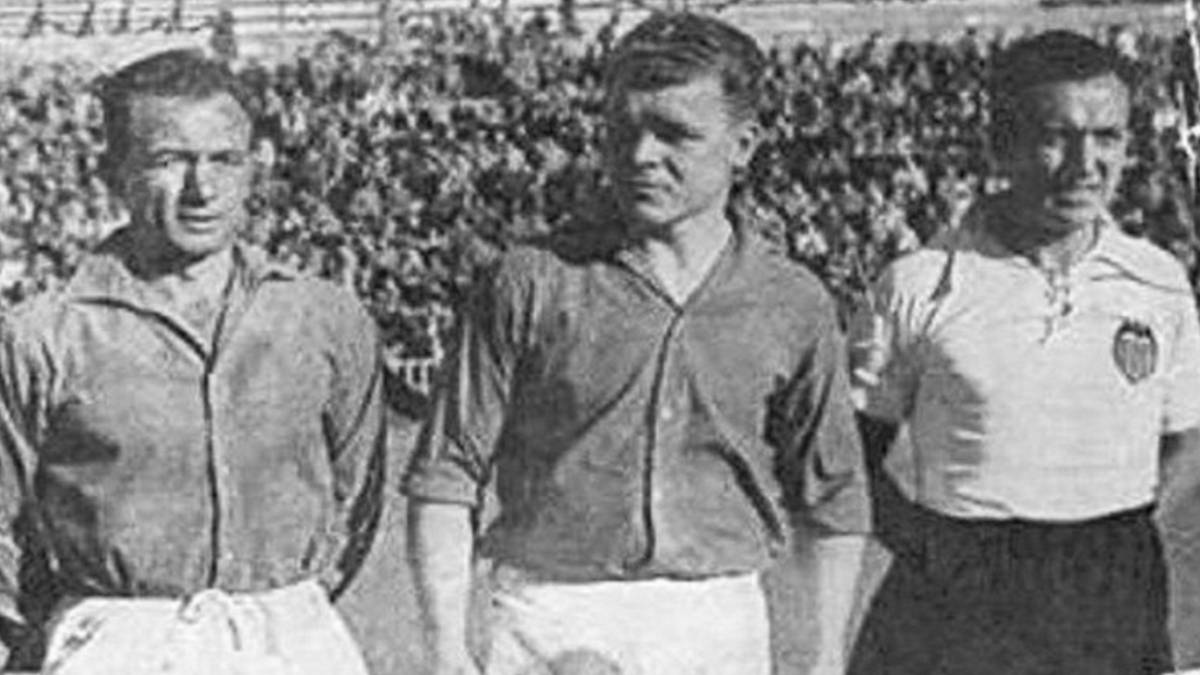 Kubala, en el centro de la imagen, jugó un encuentro a favor de las víctimas del Melilla.