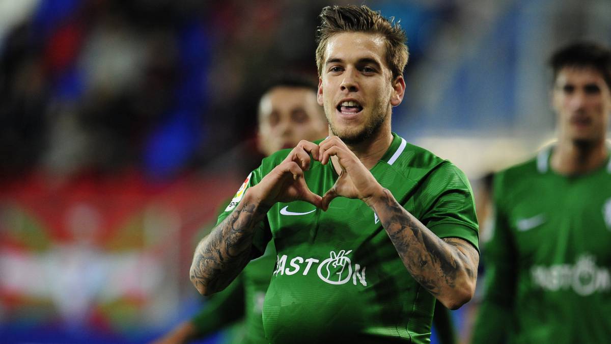 Álvaro Jiménez celebra el gol.