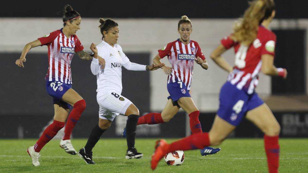 El Atlético fulmina al Valencia a balón parado y es otra vez líder