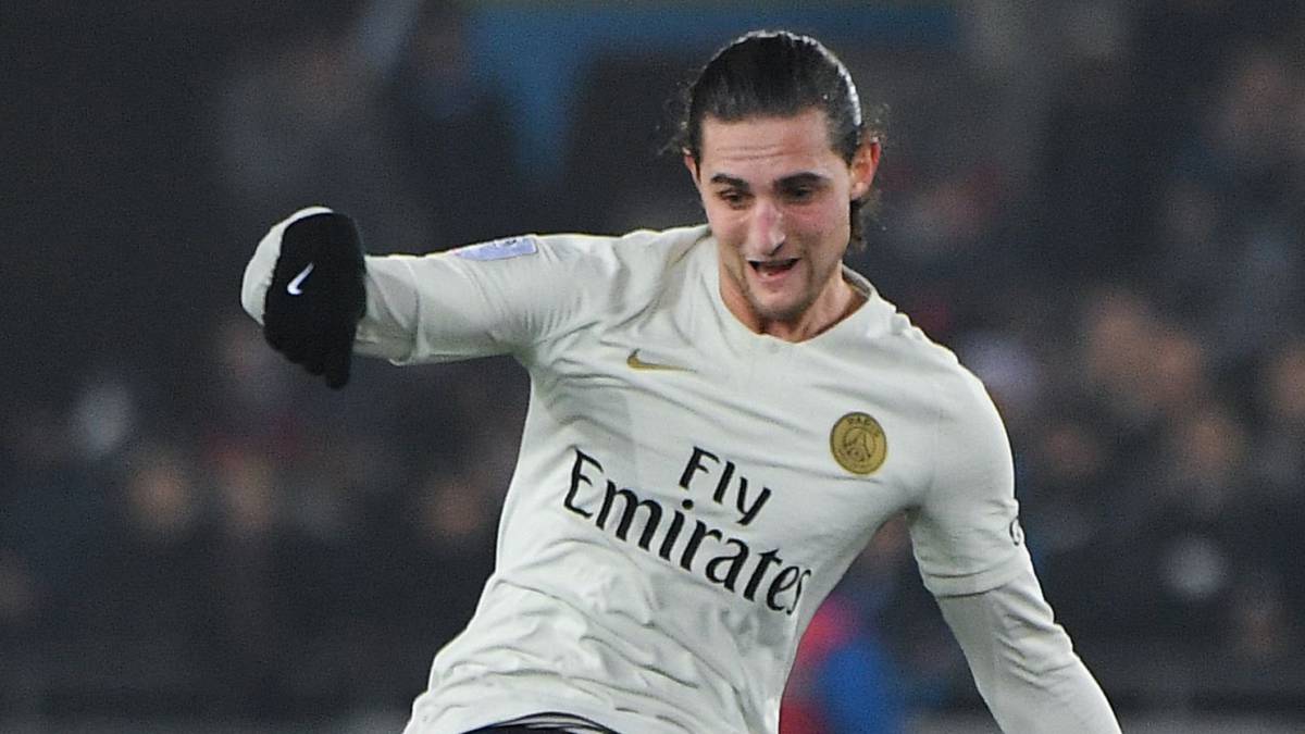 El centrocampista francés del PSG, Adrien Rabiot, durante un partido.
