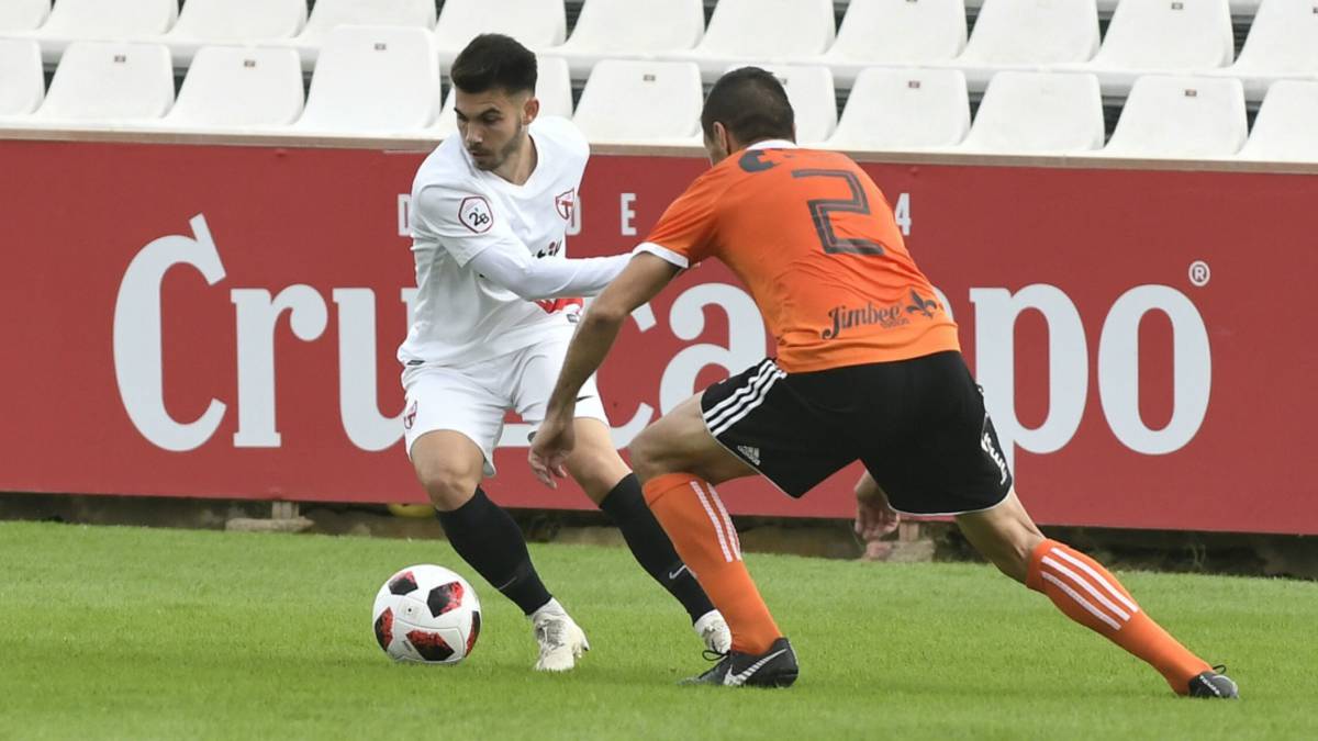 El joven extremo del Sevilla José Alonso Lara, de 18 años y subcampeón Mundial Sub-17, sufrió una rotura de cruzado y estará varios meses de baja por tanto.