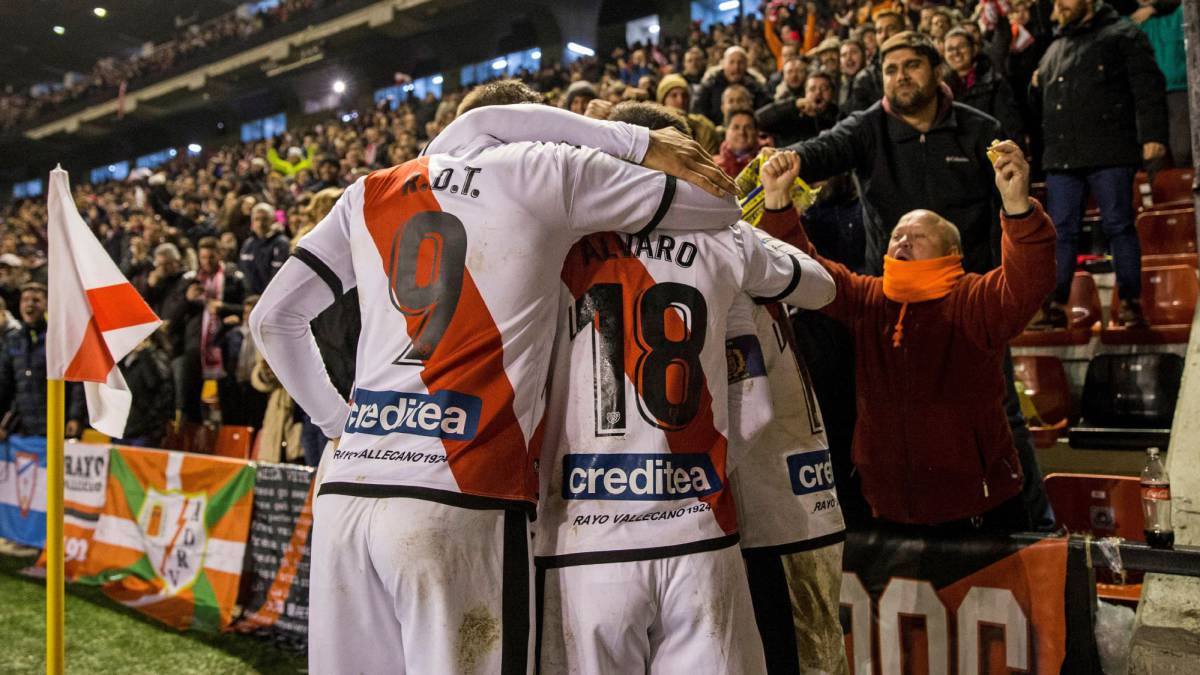 Embarba celebra con su público el gol del triunfo ante el Eibar.