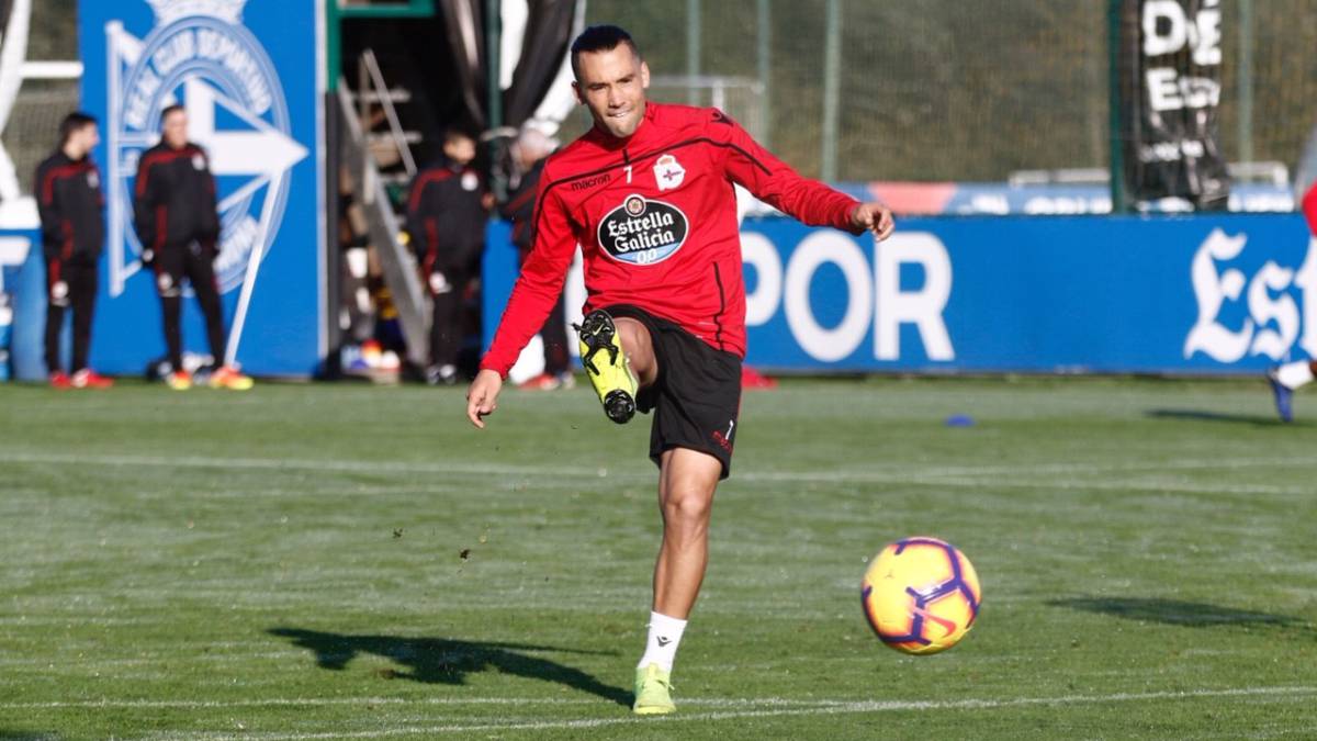 Quique González golpea un balón en el entrenamiento del Deportivo en Abegondo.