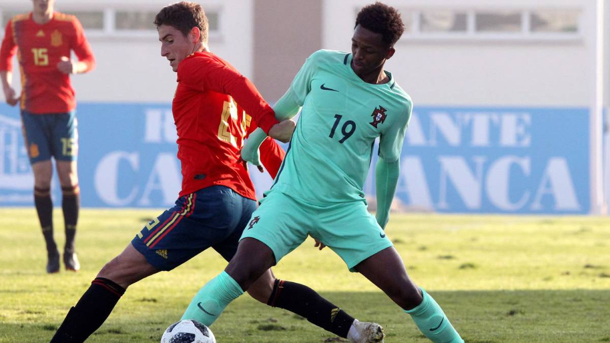 Javier Cueto disputa un balón en un partido de España Sub-18.