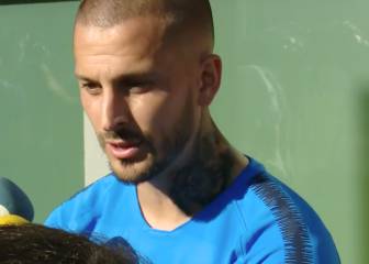 Benedetto la lía: polémico apoyo al líder de la barra de Boca
