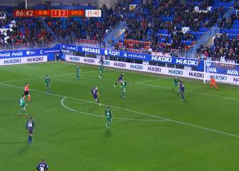 Un pelotazo en la cara se convierte en esta asistencia de lujo: el gol del Eibar en el 2-2