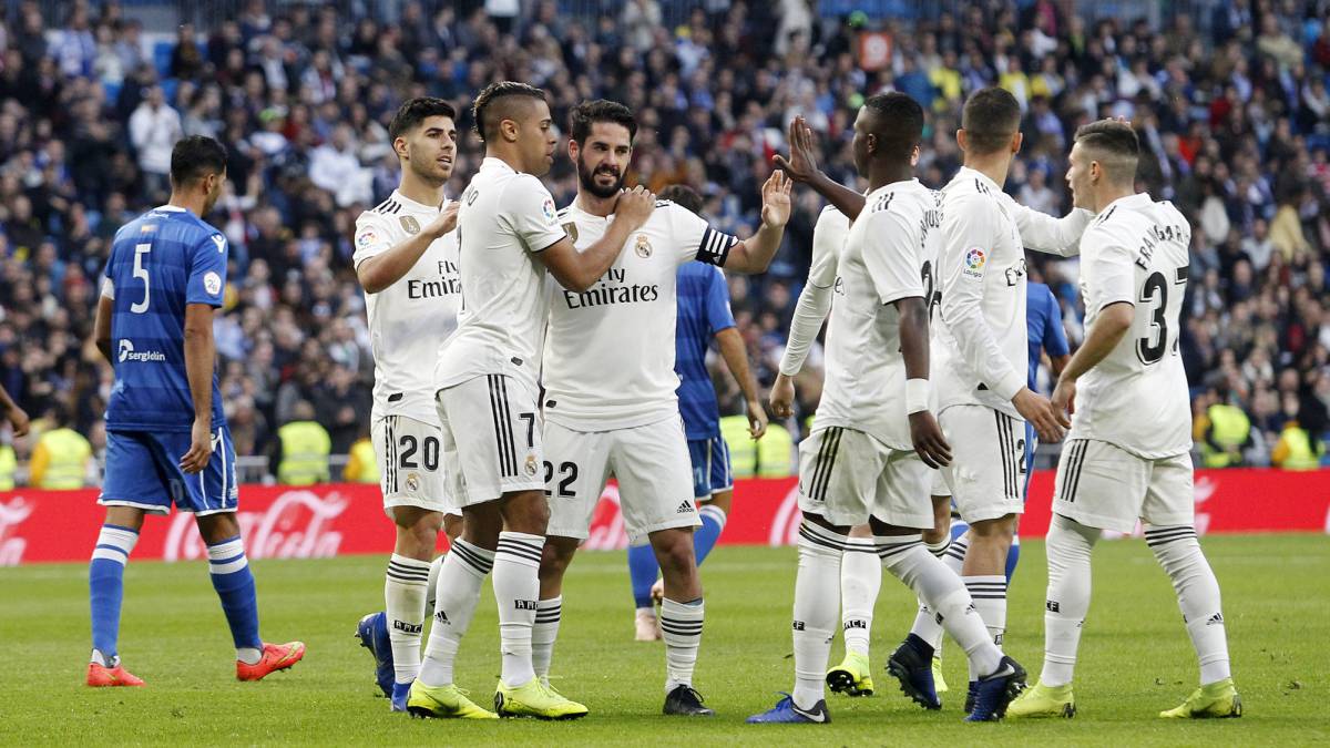 Los jugadores del Real Madrid celebran uno de sus goles al Melilla en el encuentro de Copa del Rey disputado en el Santiago Bernabéu.