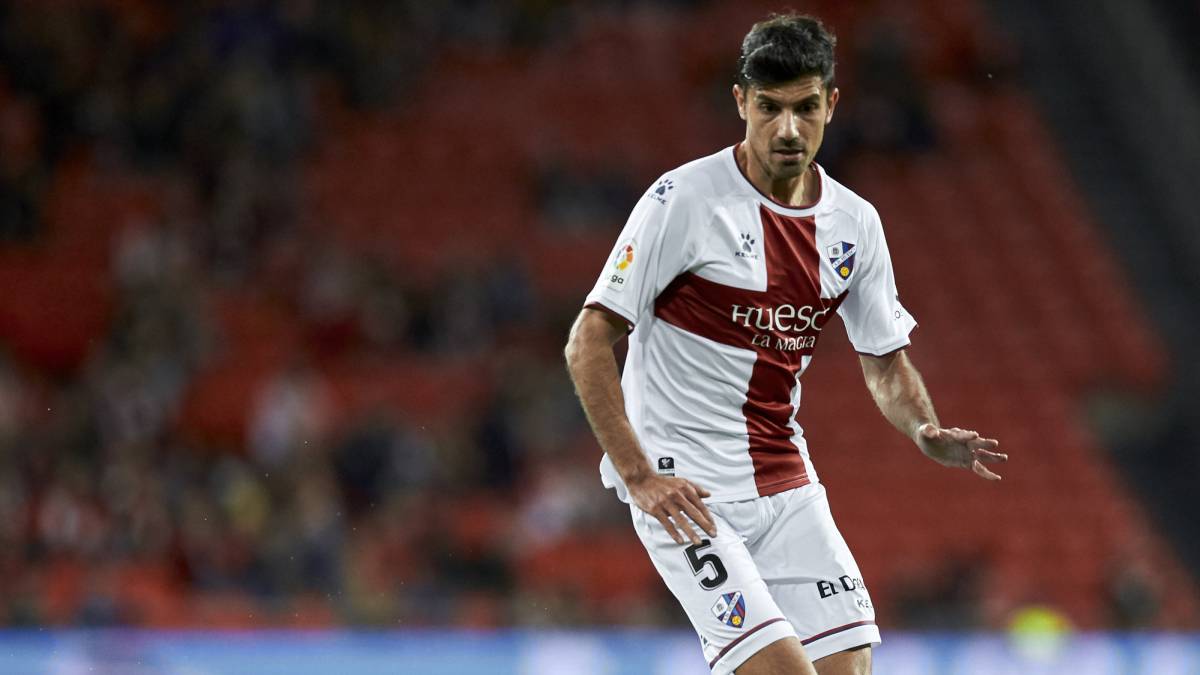 Juan Aguilera durante un partido con el Huesca.