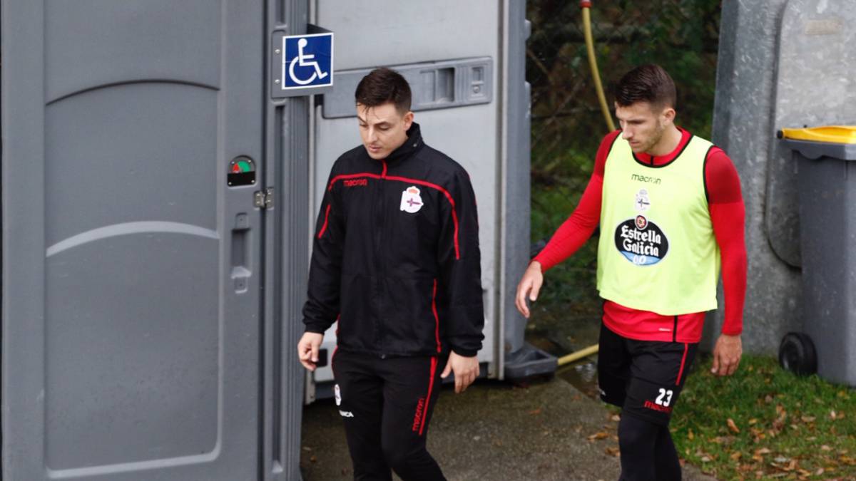Gerard Valentín se retira del entrenamiento del Deportivo en Abegondo