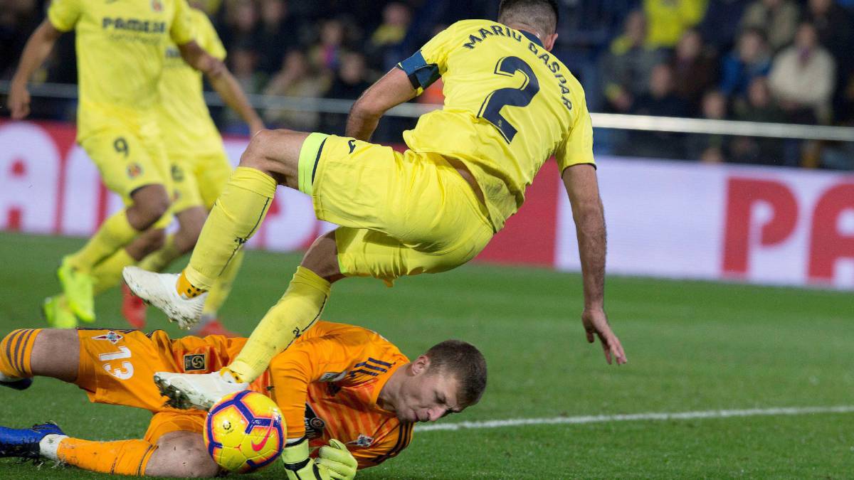 Rubén Blanco bloca el balón junto a Mario Gaspar, del Villarreal, durante el partido de la decimoquinta jornada de Liga en Primera División que Villarreal y Celta de Vigo jugaron en el Estadio de la Cerámica.