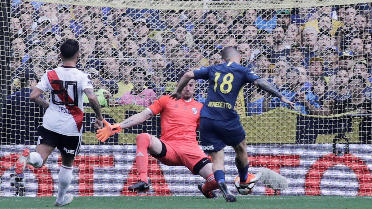 Benedetto, de Boca, tuvo una gran ocasión ante Armani, aunque después marcó un gol.