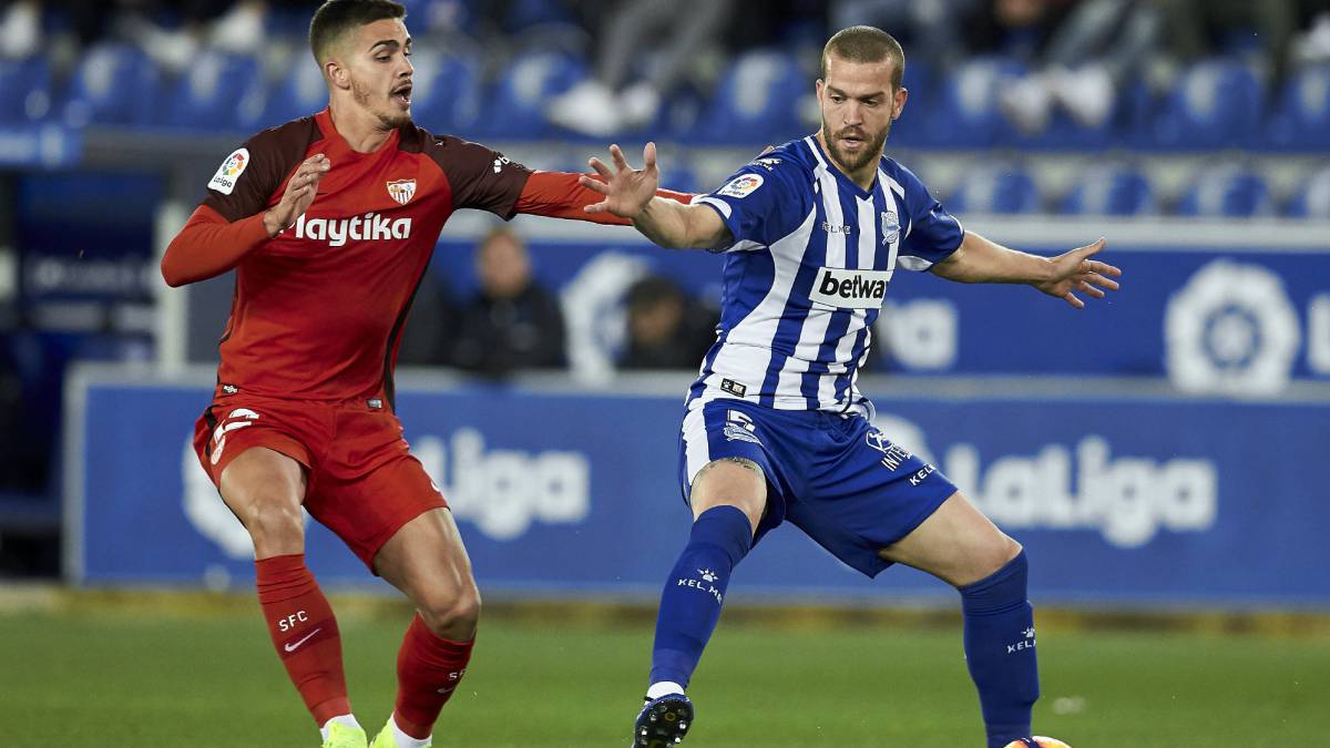 Laguardia protege un balón ante André Silva.