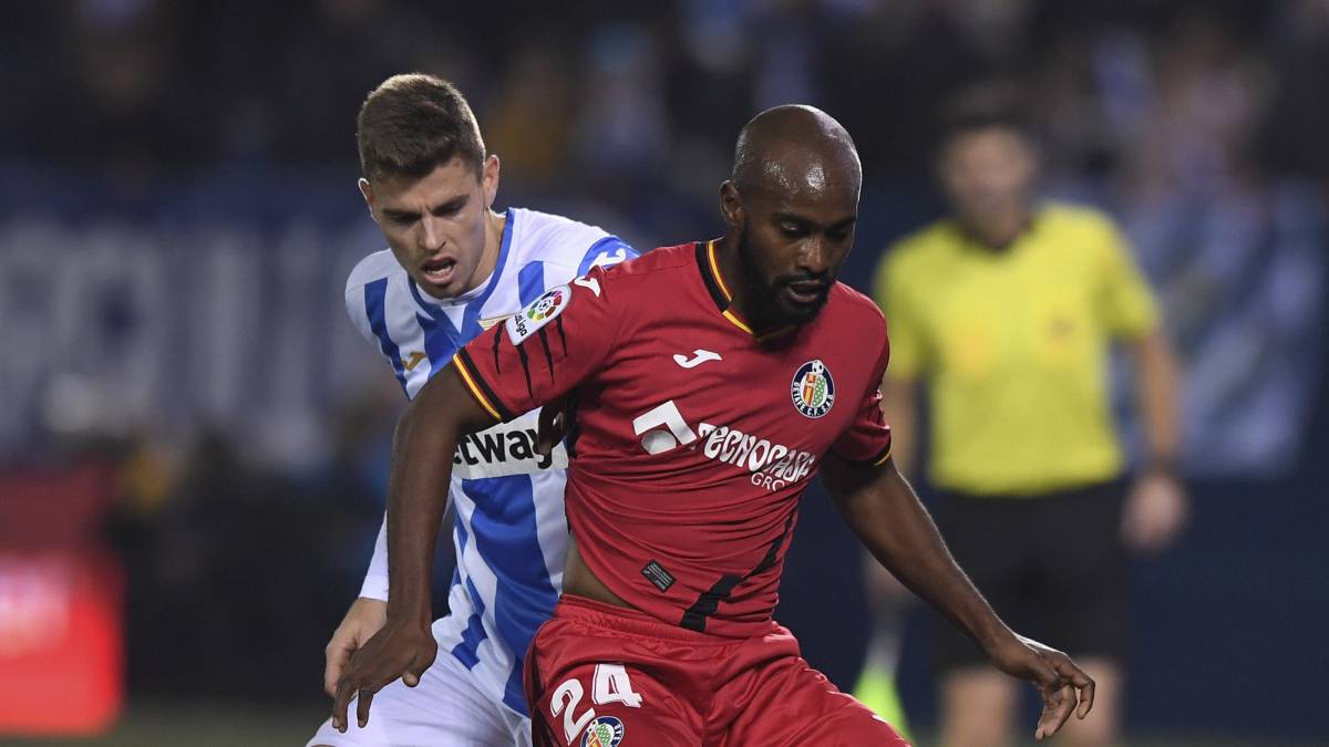 Gumbau y Foulquier disputan un balón