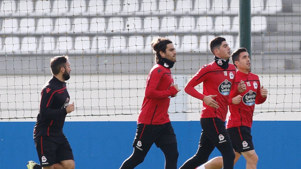Carlos Fernández, corriendo al margen del grupo en Abegondo con Somma y Pedro
