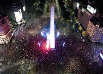 Sonrisas y lágrimas en las calles de Buenos Aires