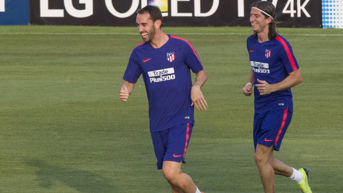Diego Godín y Filipe Luis, durante un entrenamiento con el Atlético de Madrid.