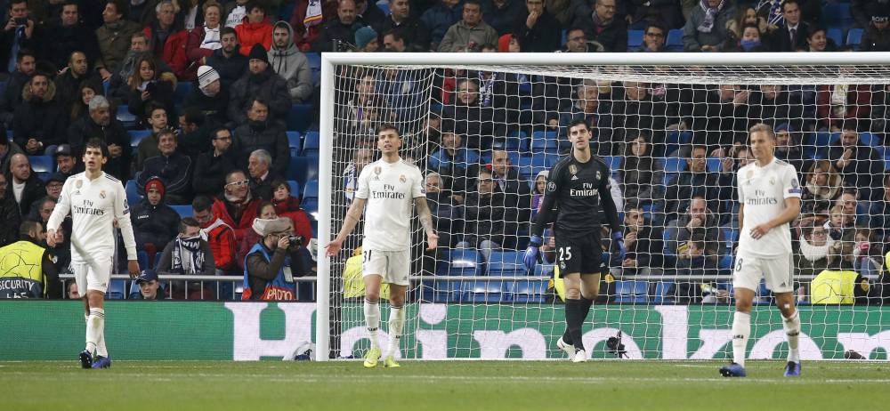 Los jugadores del Madrid se lamentan tras uno de los goles del CSKA.