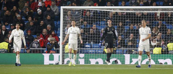 Los jugadores del Madrid se lamentan tras uno de los goles del CSKA.